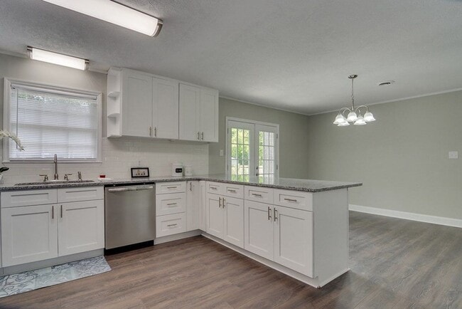 Building Photo - Updated 3 Bedroom 2 Bath off Furies Ferry!