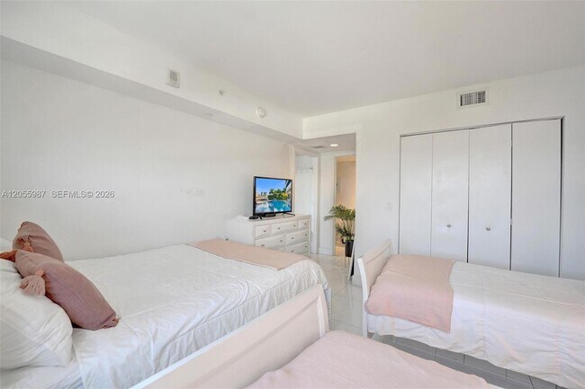 Building Photo - 2600 E Hallandale Beach Blvd