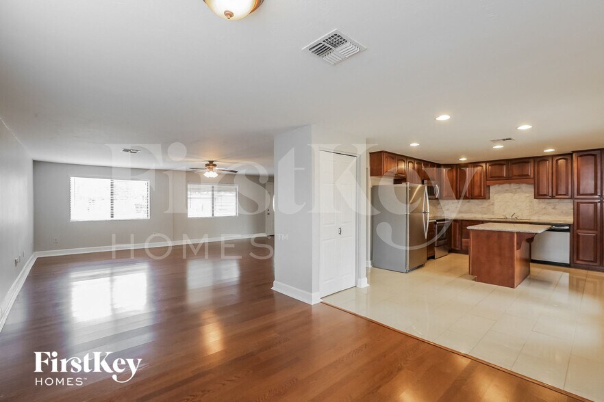 Building Photo - 3827 E Friess Dr