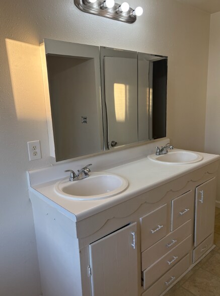 Building Photo - 591 W Sherman St