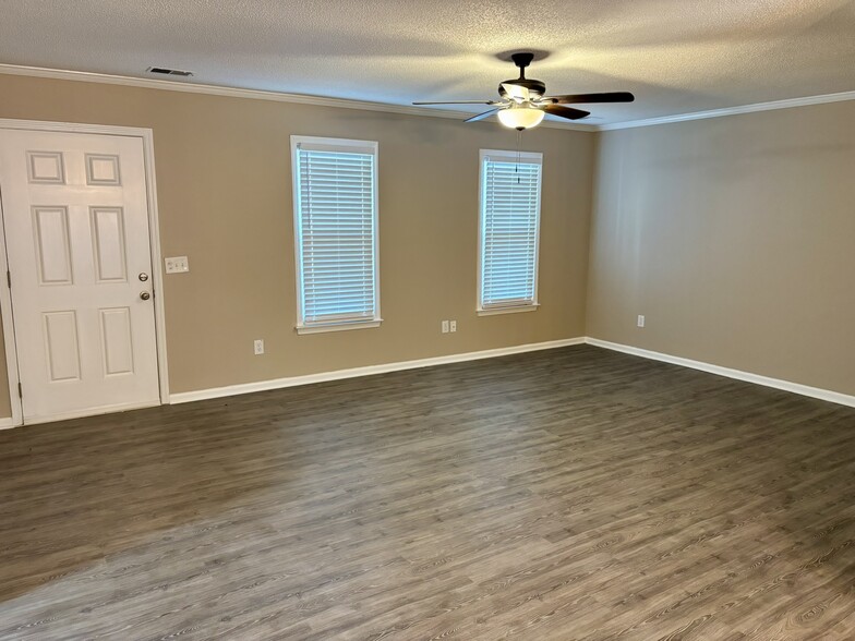 Building Photo - 548 Kenton Dr