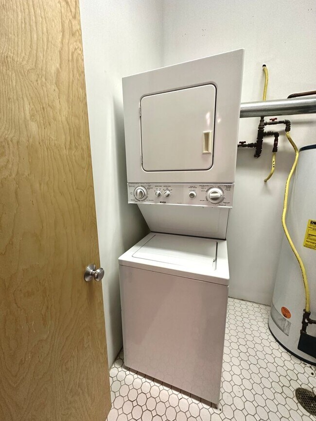 Building Photo - One Bed, One Bath Apartment in the Heart o...