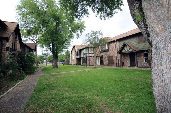 Building Photo - 4105 Vista Rd