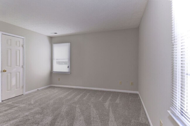 Building Photo - 910 Charlotte Dr
