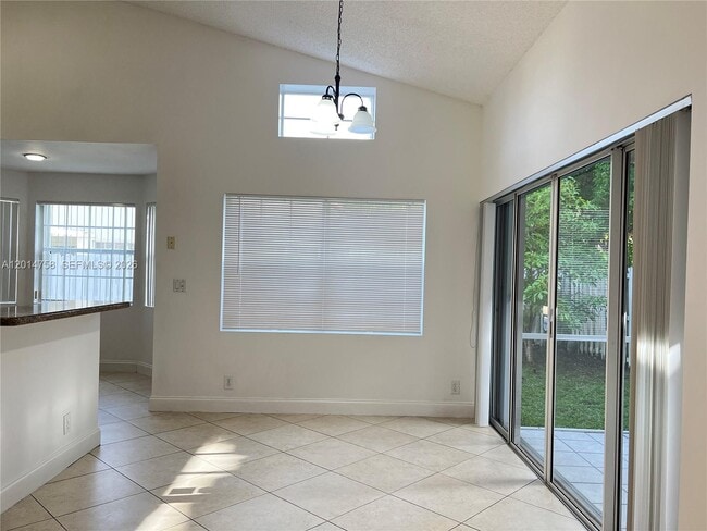 Building Photo - 465 Somerset Way