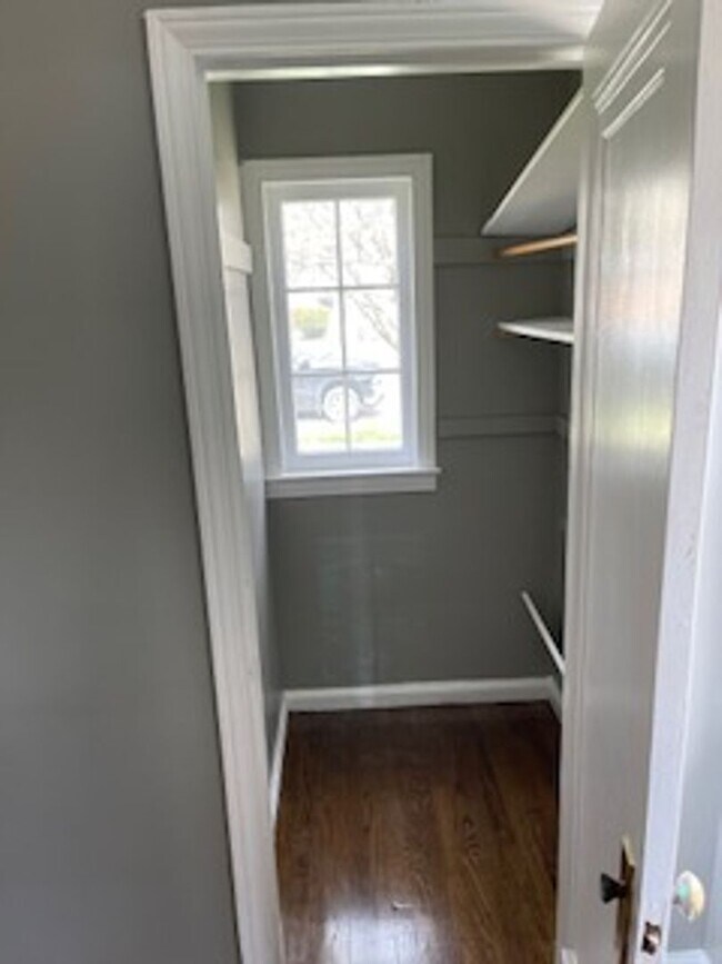 Building Photo - 3 bed 1 bath bungelow in Harper Woods with attached garage and basement