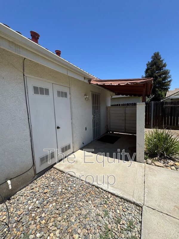 Building Photo - 5411 W Country Ave
