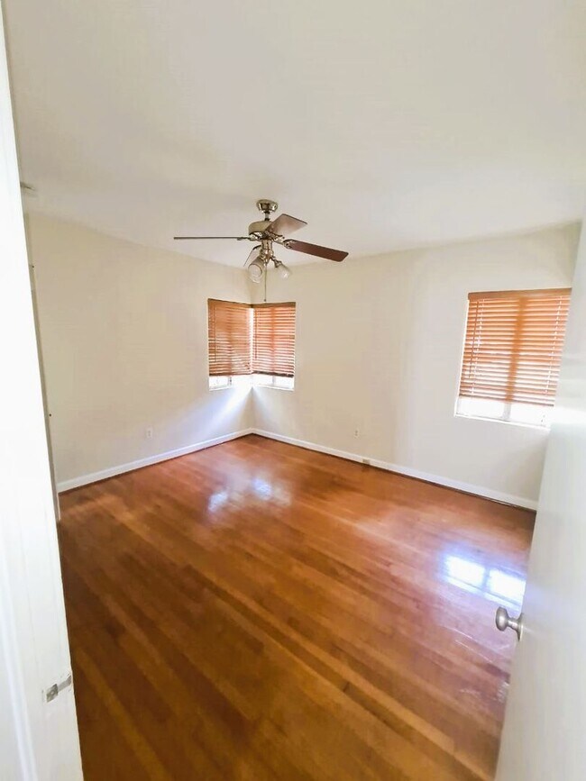 Building Photo - Spacious 2 bed 1 bath in Beautiful Park Lake /Higland neighborhood