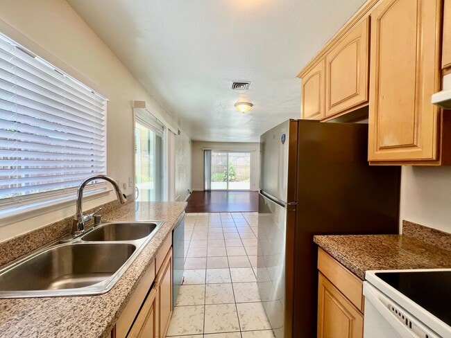 Building Photo - Duplex available in Little Saigon!