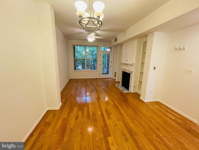Building Photo - 2665 Manhattan Pl