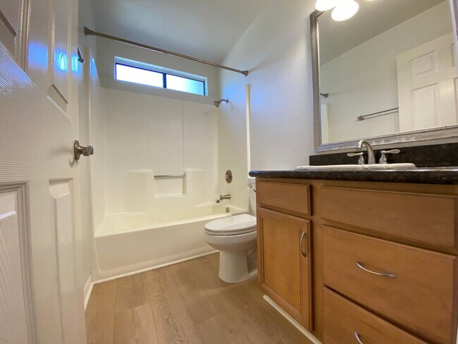 Building Photo - 2 Bedroom, 2 Bath, Downstairs Condo!