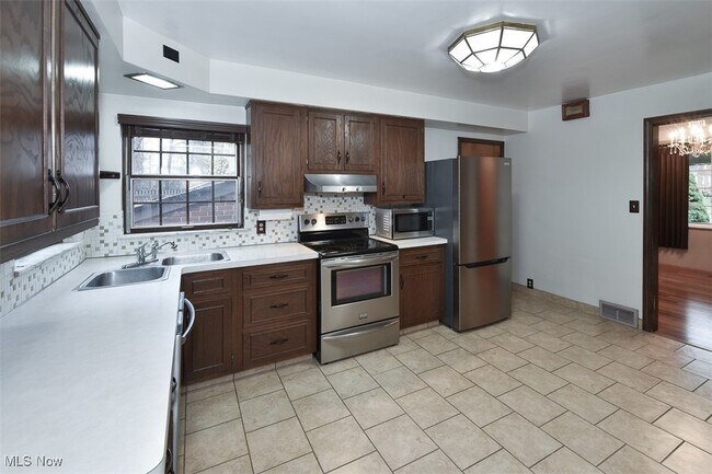 Building Photo - 21775 Hillsdale Ave