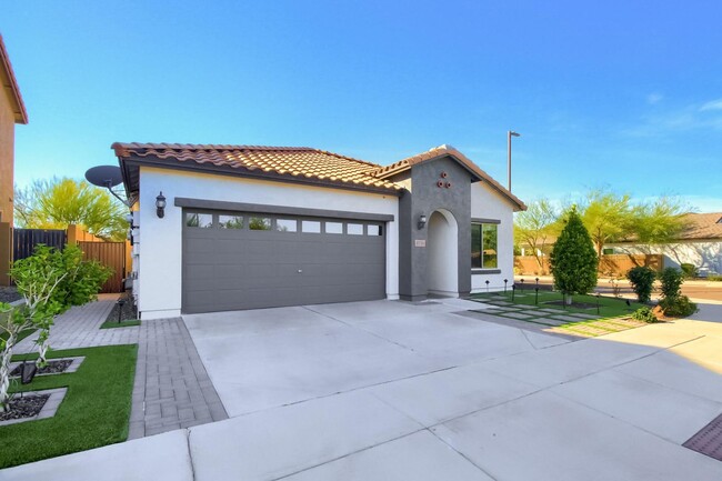 Building Photo - Three Bedroom House in Phoenix