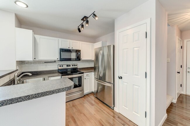 Building Photo - Gorgeous Updated 3 Bed 3 Bath Home Garage