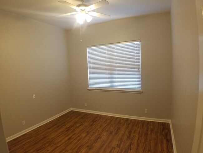 Building Photo - 2502 Allred Dr
