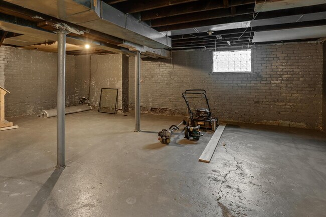 Building Photo - 8520 Brush St