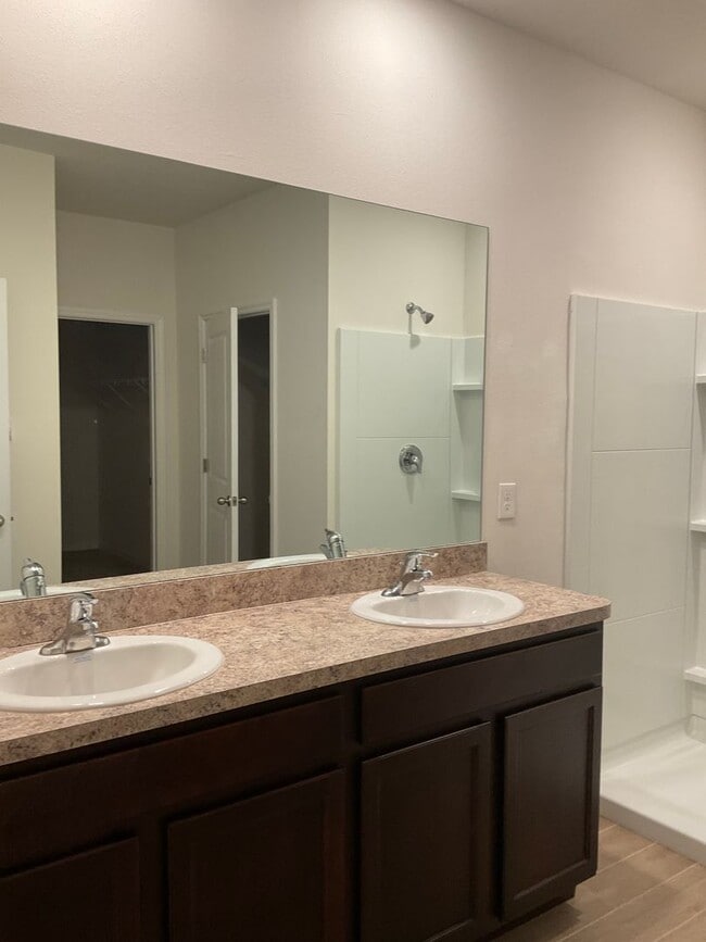 Building Photo - 4 BD/ 2BA in Chestnut Village