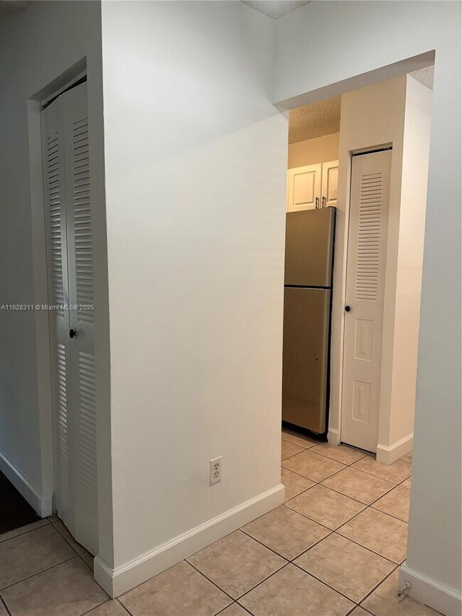 Building Photo - 906 Coral Club Dr