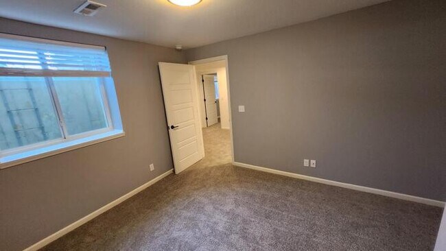 Building Photo - Newly constructed Maintenance provided 3 bed 2.5 bath