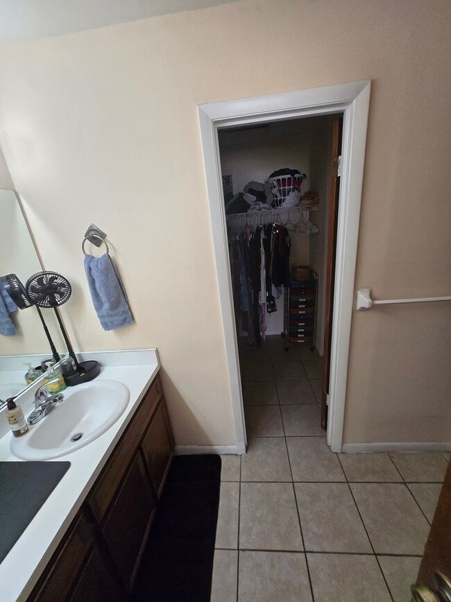 Building Photo - 2/2 Condo in the quiet community of Mile Run