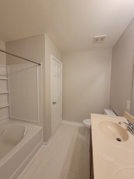 Building Photo - 3976 Carlinswood Way