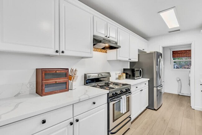 Building Photo - 4853 Twain Ave