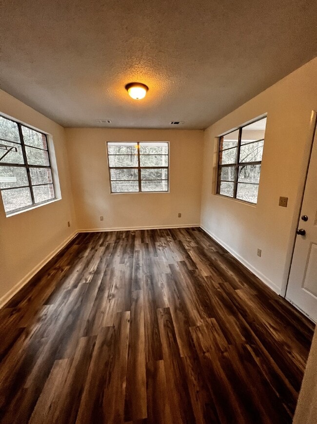 Building Photo - Home For Rent