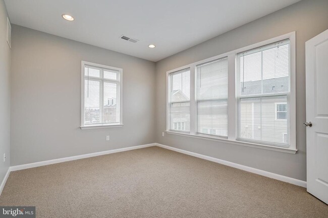 Building Photo - 252 Hemingway Dr