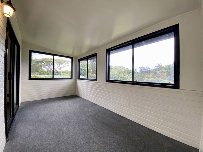 Building Photo - Spacious 3 bedroom, 2 bath Upper Flat for ...