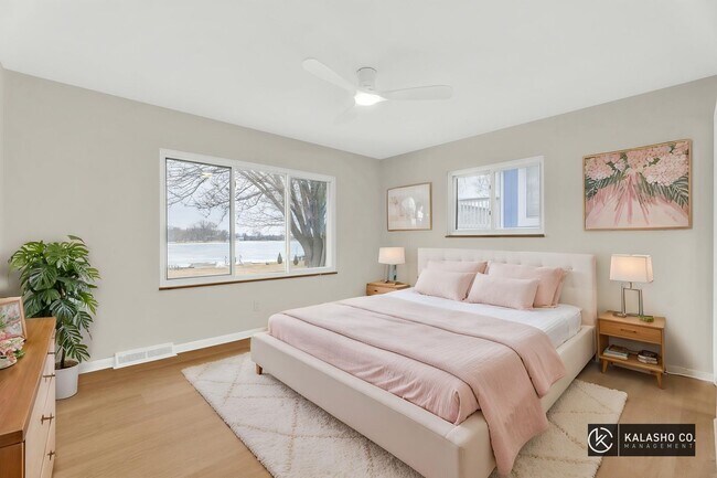 Building Photo - 3BD | 3BTH - NEWLY RENOVATED - ON SYLVAN LAKE