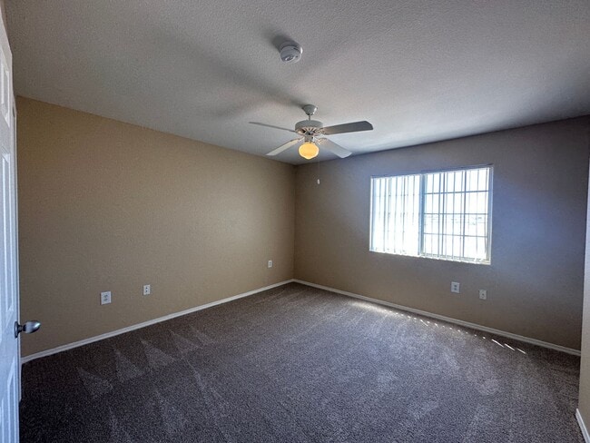 Building Photo - Adorable 3 bedroom Las Vegas Nv condo