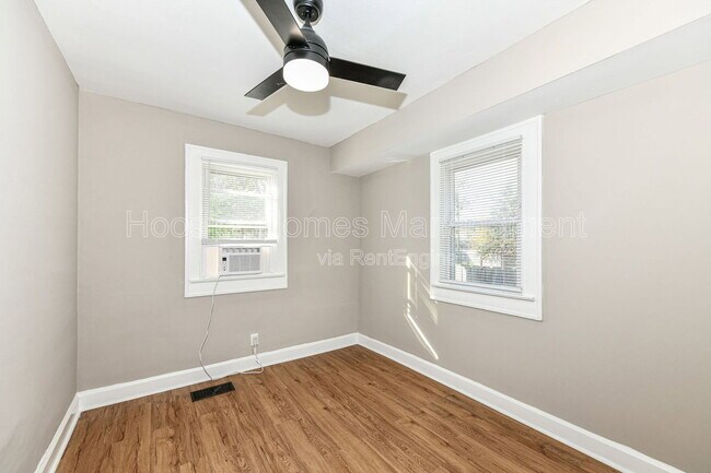 Building Photo - 802 N Denny St