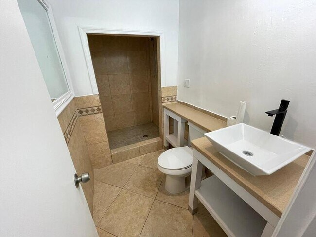 Building Photo - 1674 Louis Dr