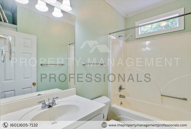 Building Photo - Cute, Comfortable and Convenient!