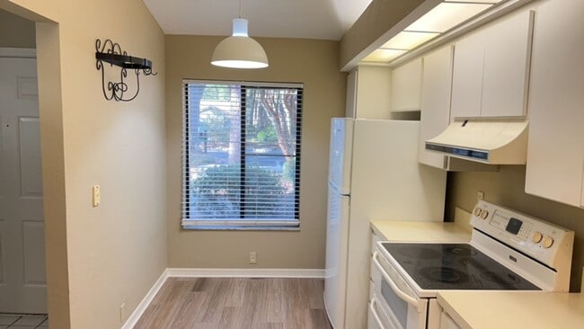 Building Photo - Great 2/2 In Woodcreek Village-Sublease