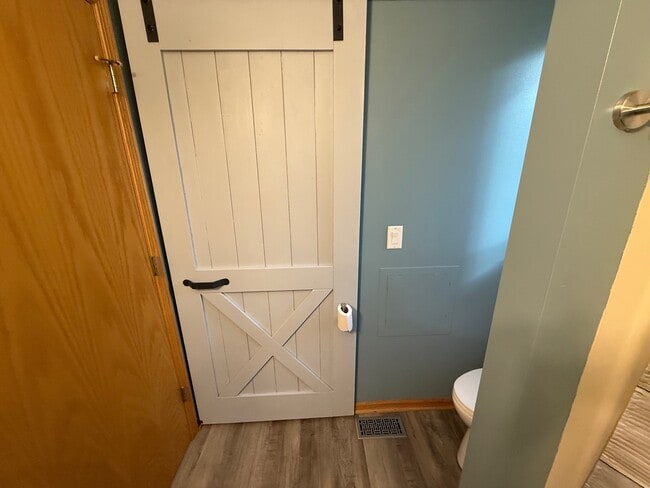 Building Photo - 709 Manor Dr