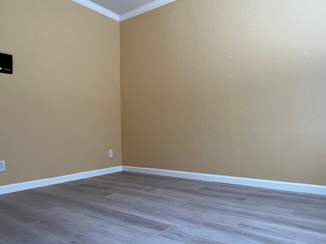 Building Photo - Spacious 3 bedroom 2 bath Millbrae ready now!