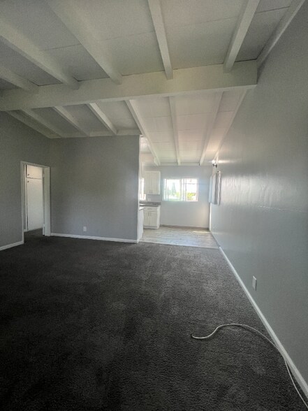 Primary Photo - 1102 W Broadway