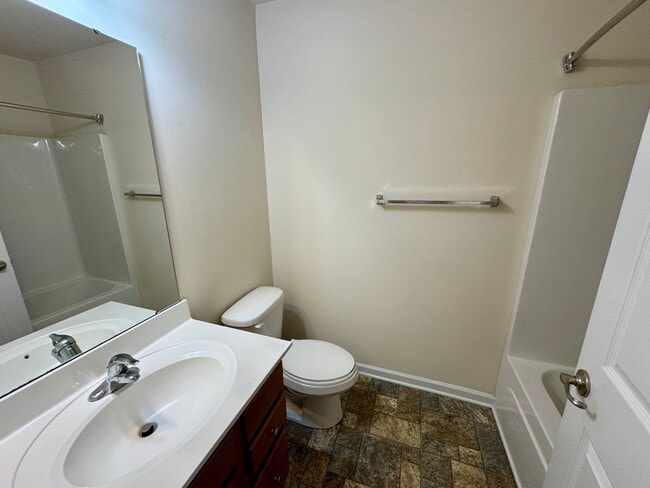 Building Photo - 3BR/2B Townhome in Great Ballantyne Location