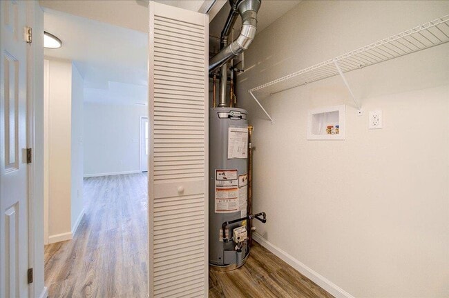 Building Photo - 1421 Whispering Hls