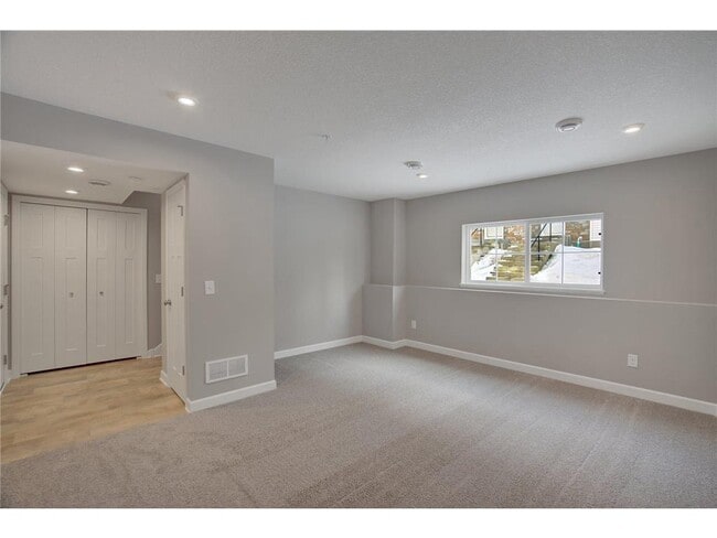Building Photo - 855 Roselyn Dr