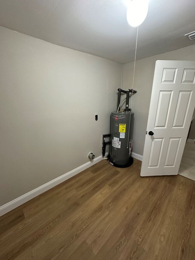 Building Photo - **4/2 BR Single Family home : Available Now