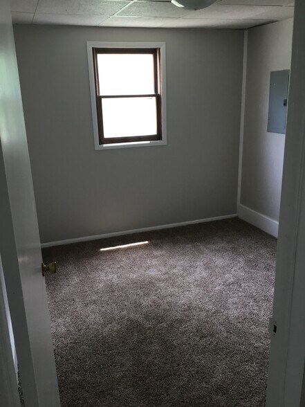 Building Photo - 1204 E 10th St