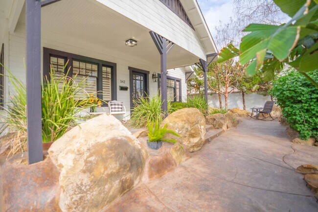 Building Photo - Beautiful Southside Los Banos Rental