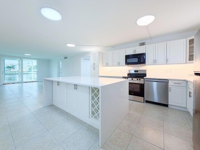 Building Photo - 7625 Sun Island Dr S