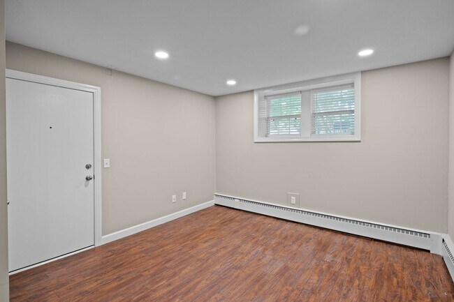 Building Photo - Spacious 1BR/1Bath apartment available Now!