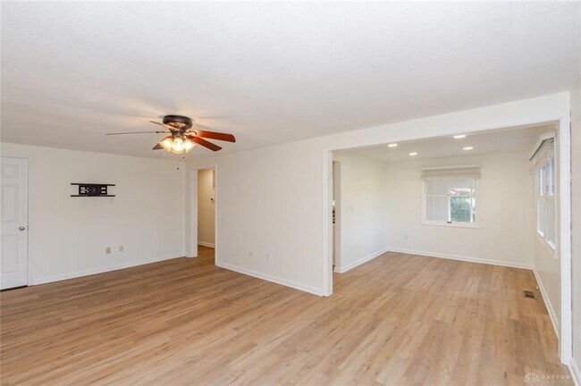 Building Photo - 679 Lakengren Dr