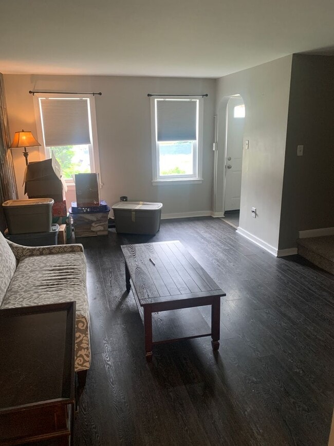 Building Photo - THREE BEDROOM TOWNHOME