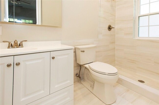 Building Photo - 5 Midland Pl