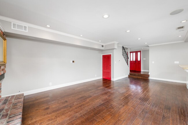 Building Photo - Upgraded 3 bed 2.5 bath Townhome in Newpor...